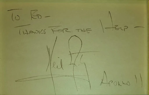 Carta que diz "To Ed - Thanks for the Help" com a assinatura de Neil Armstrong